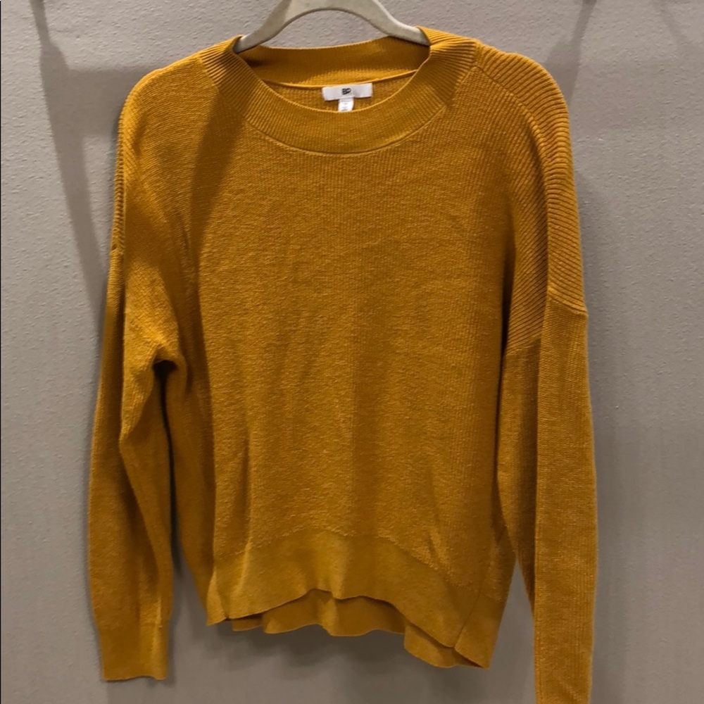 Yellow/gold lightweight knit sweater